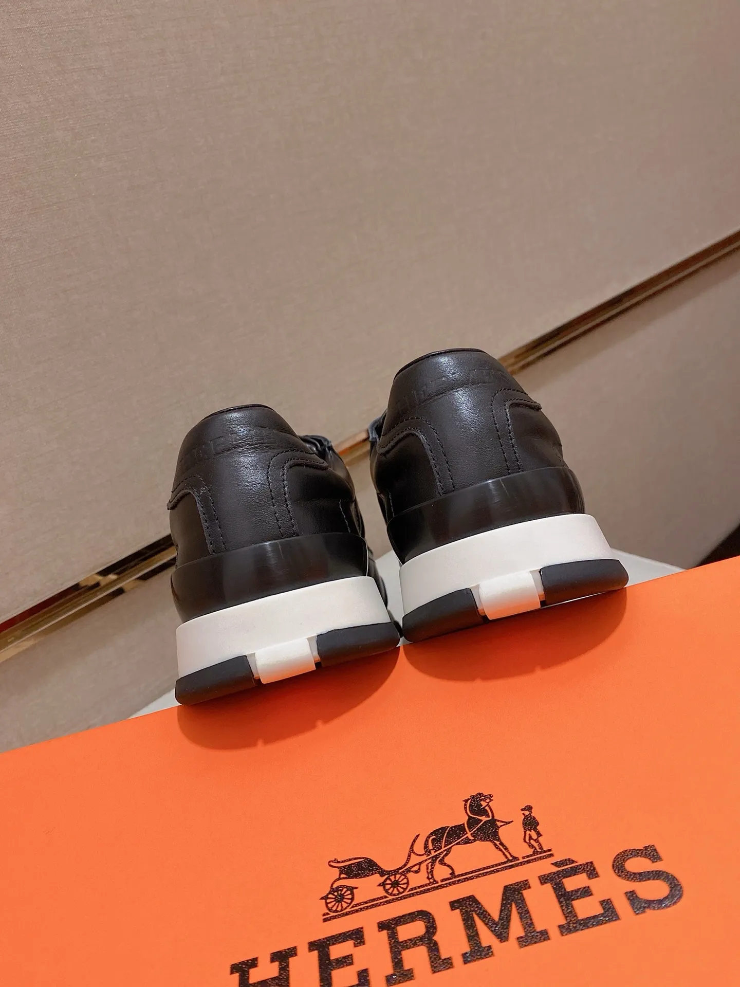 Ex-factory price: 500💰《HERMES》【Classic original single version】Hermès; top 🔝purchasing agent🔍🔍men's latest 🇺🇸sold simultaneously, original imported from Italy ▲▲first-layer cowhide ▲▲ (high-end, nobility and class) ) Exquisite workmanship (Italian 🇮🇹 imported water-dyed 🐂 cowhide lining) sole: original sole provided by the original factory, ⚠️exclusive double-layer activity·TPR·rubber·combined molded outsole; super comfortable·wear-resistant·non-slip·environmental protection The real thing is more beautiful when photographed in kind (high quality, following orders), you can come in and out at will * Number of yards: 38·39·40·41·42·43·44# (can be customized 45.)